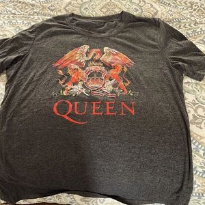 Queen tee shirt size large.  Soft tee!